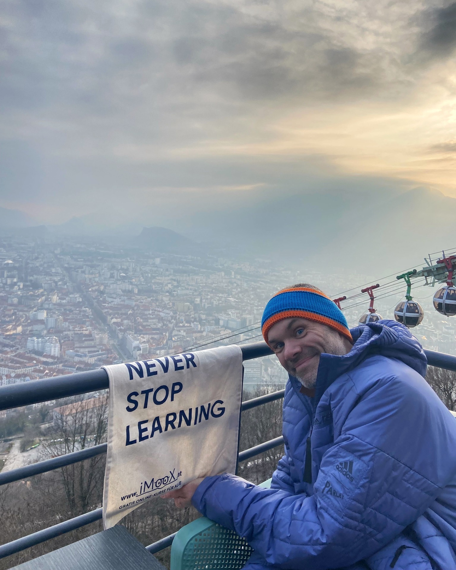 #travelwithimoox über der Stadt Grenoble 🇫🇷 

NEVER STOP LEARNING!

Bilden dich mit unserem ...